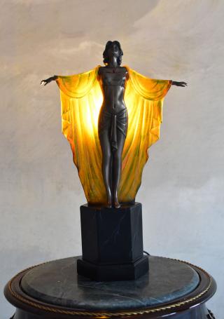 lampa w stylu art deco kobieta z rubinem