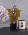 lampa w stylu art deco kobieta z rubinem