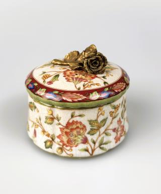 bomboniera z różą motywy kwiatowe porcelana i brąz