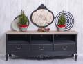 czarna komoda telewizyjna w stylu shabby chic