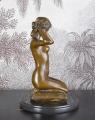 klęcząca kobieta styl art deco figury z brązu