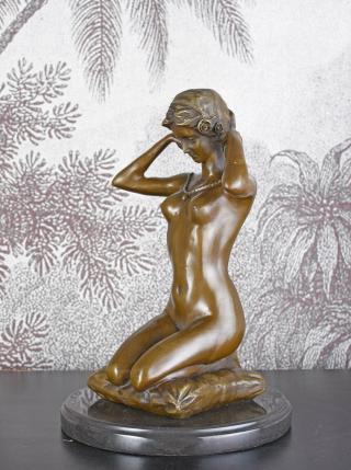 klęcząca kobieta styl art deco figury z brązu