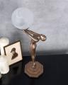 lampa z figurą kobiety w stylu art deco 48 cm