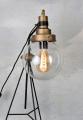 lampa na statywie w stylu bauhaus