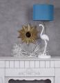 lampa z figurą białego flaminga w stylu urban jungle