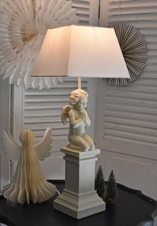 lampa figura aniołka na postumencie 68 cm