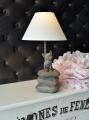 lampa z figurą psa chihuahua na poduszkach