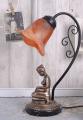 stylowa lampa z figurą kobiety czytającej książkę