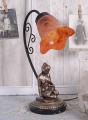 stylowa lampa z figurą kobiety czytającej książkę