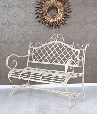 duża ławka ogrodowa w stylu shabby chic