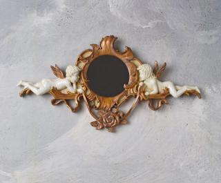 urocze lustro z figurami amorków w stylu barokowym
