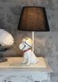 mops w goglach osobliwa wysoka lampa