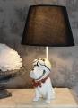 mops w goglach osobliwa wysoka lampa