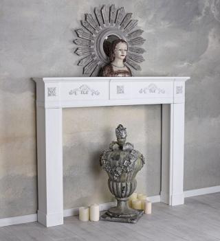 klasyczna obudowa kominkowa w stylu shabby chic