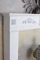 klasyczna obudowa kominkowa w stylu shabby chic