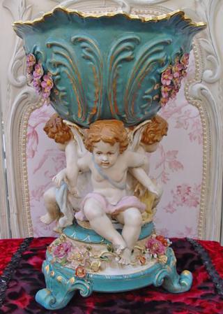 porcelanowa patera z barokowymi amorami