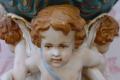 porcelanowa patera z barokowymi amorami