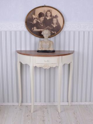 półokrągła konsolka w stylu shabby chic