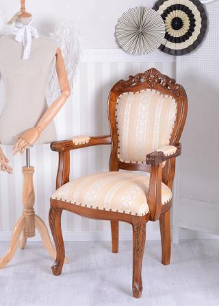 mahoniowy fotel w stylu vintage