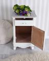 romantyczna szafka nocna w stylu shabby chic