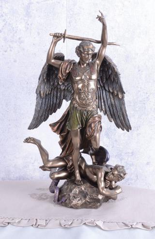 święty michał archanioł zwyciężający szatana figura veronese